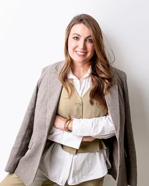 Ana Leite de braços cruzados